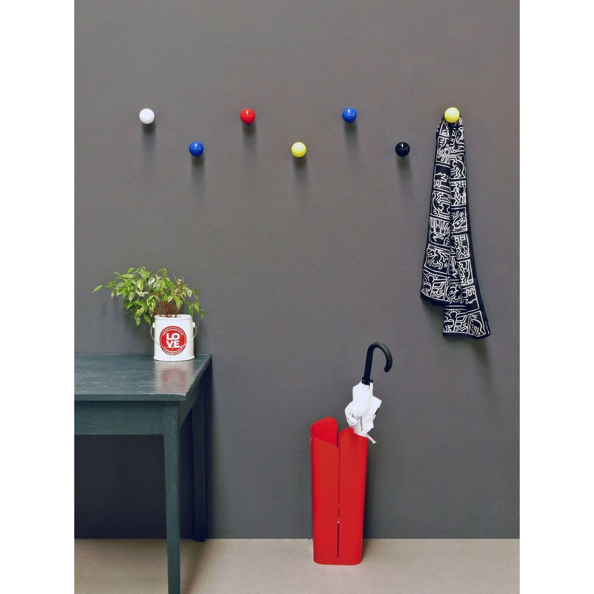 palline appendiabiti colorate su parete grigia