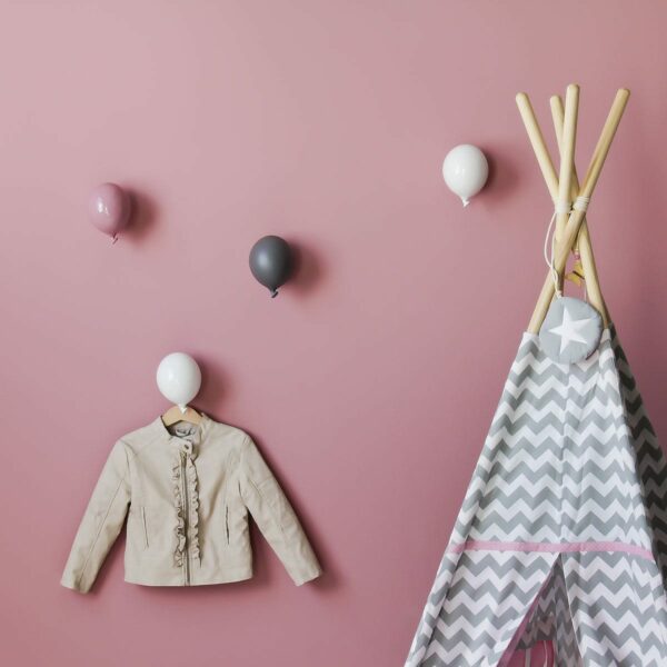 Palloncino in ceramica appendiabiti decorativo miniBalloon bianco, grigio e rosa su parete