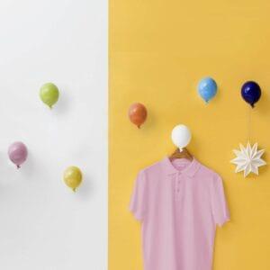Palloncino in ceramica appendiabiti decorativo miniBalloon arancione, azzurro, bianco, giallo, nero, rosa e verde su parete