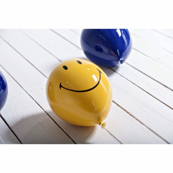 Palloncino decorativo in ceramica Balloon giallo Smiley e blu su legno bianco