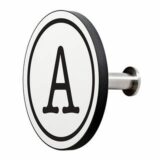 Appendiabiti a forma circolare della collezione Art-Up Alphabet con pomello in acciaio inox e appendiabiti HPL sfondo bianco lettera nera A