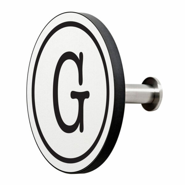 Appendiabiti a forma circolare della collezione Art-Up Alphabet con pomello in acciaio inox e appendiabiti HPL sfondo bianco lettera nera G