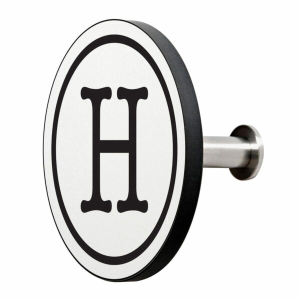 Appendiabiti a forma circolare della collezione Art-Up Alphabet con pomello in acciaio inox e appendiabiti HPL sfondo bianco lettera nera H