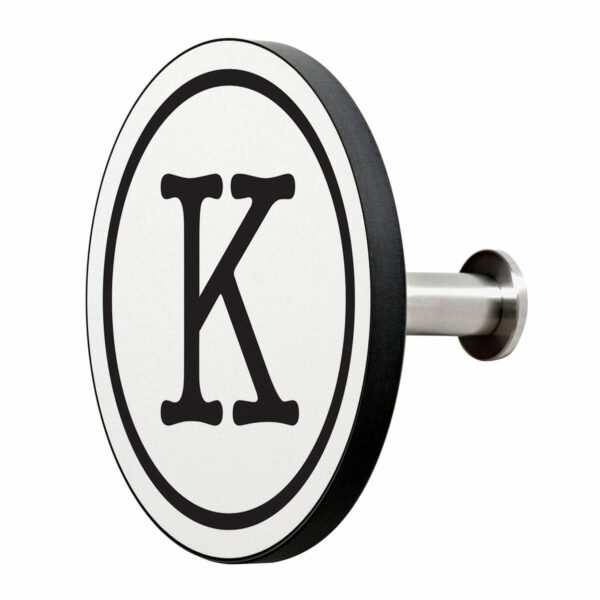 Appendiabiti a forma circolare della collezione Art-Up Alphabet con pomello in acciaio inox e appendiabiti HPL sfondo bianco lettera nera K