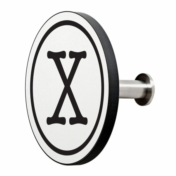 Appendiabiti a forma circolare della collezione Art-Up Alphabet con pomello in acciaio inox e appendiabiti HPL sfondo bianco lettera nera X
