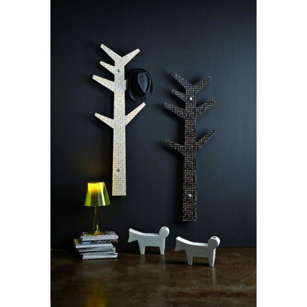 due appendiabiti design a forma di albero stilizzato con artwork di Karim Rashid montati su una parete grigia