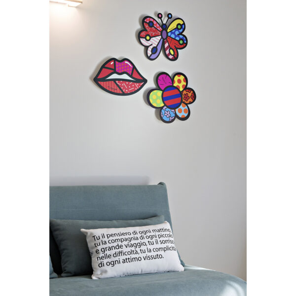 una parete &egrave; decorata con degli elementi in stile pop: una farfalla, un fiore e delle labbra