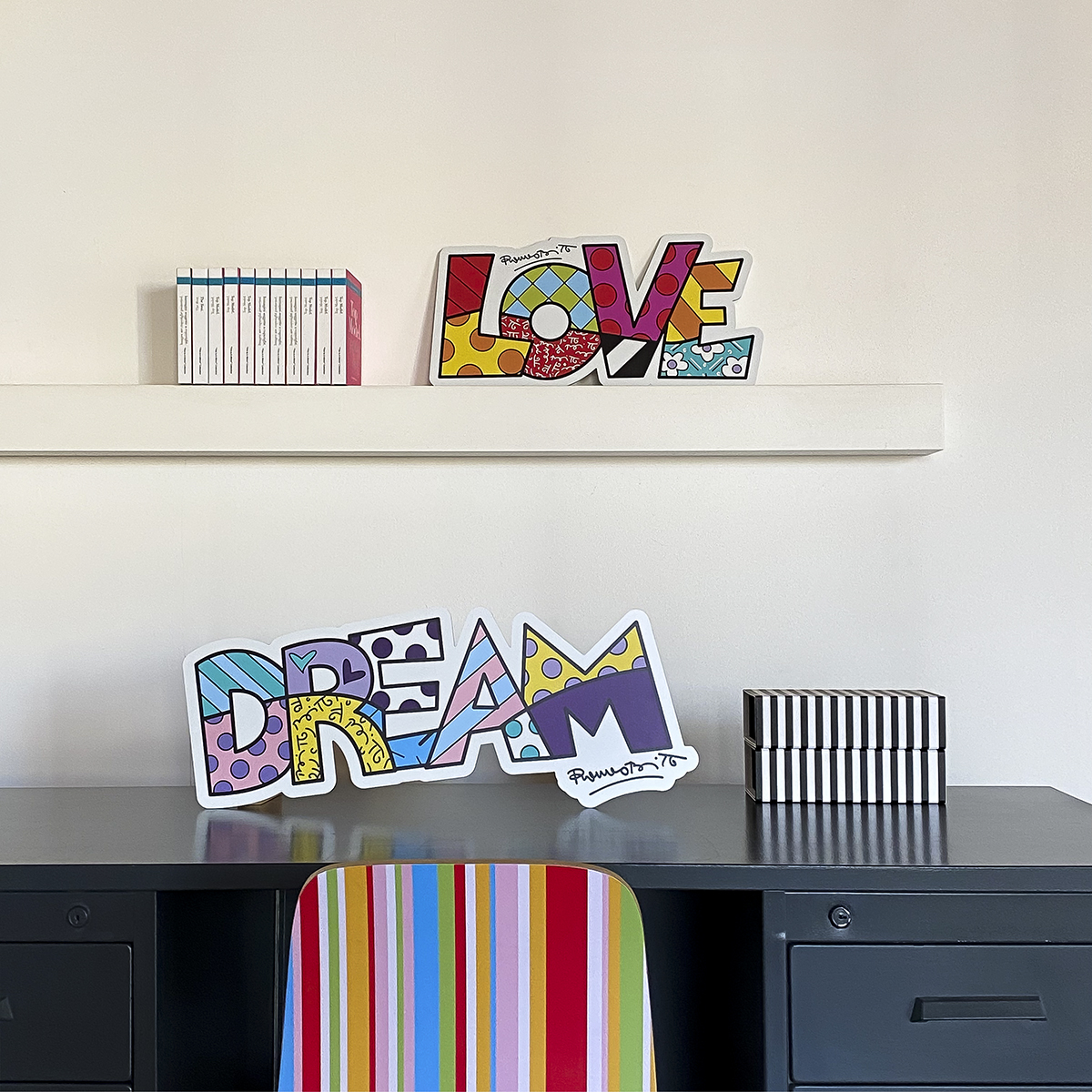 la scritta "love" e "dream" fatte dall'artista brasiliano Romero Britto sono degli elementi decorativi murali da appendere o appoggiare al muro