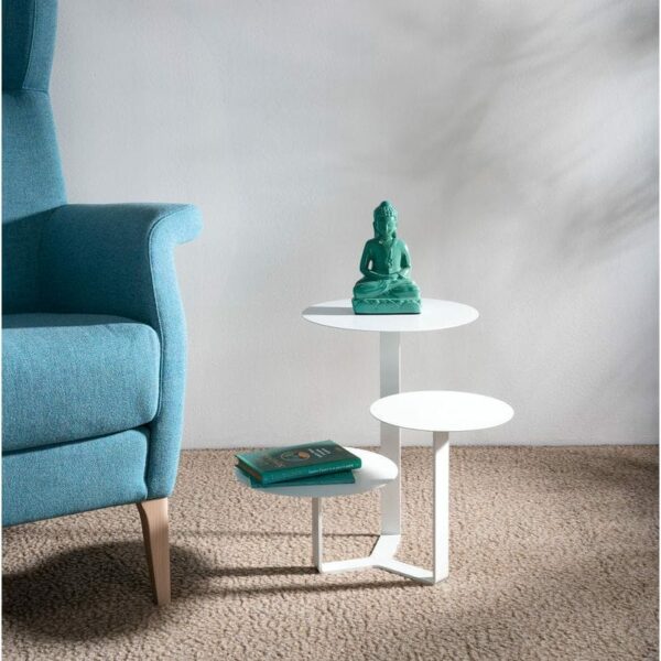 Tavolino di metallo con tre ripiani circolari ad altezze differenti colore bianco