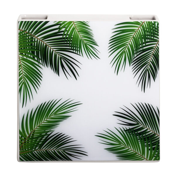 delle foglie di palma sono elementi decorativi di un vaso e umidificatori in ceramica