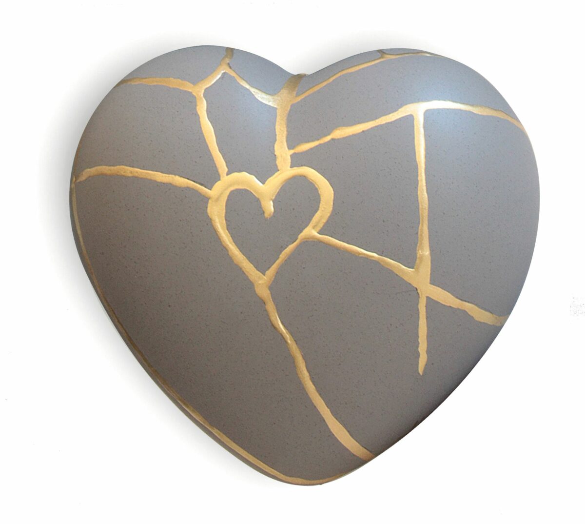 Cuore di ceramica grigio con grafica dorata di Letizia Malvestuto