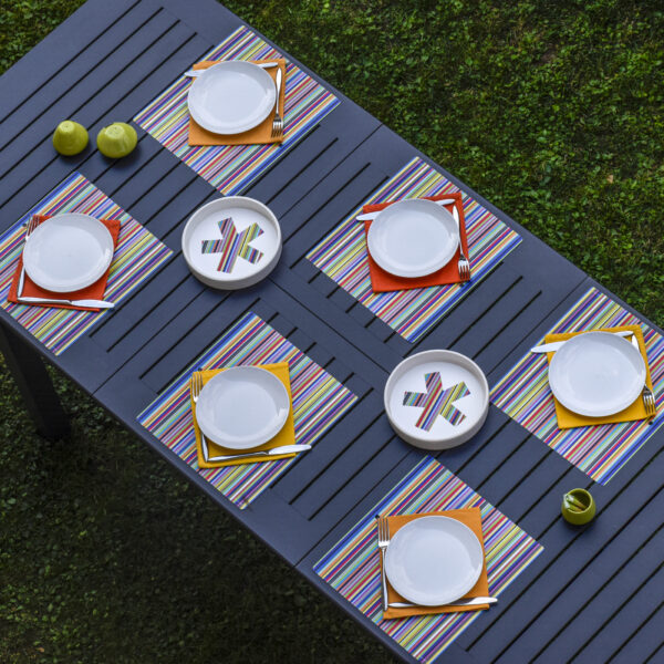 tovagliette americane quadrate poste su un tavolo in giardino