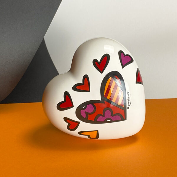 idea regalo a forma di cuore bianco e decorata con tanti cuori in stile pop