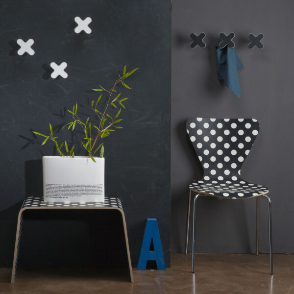 pomelli appendiabiti a forma di x nei colori bianco e nero