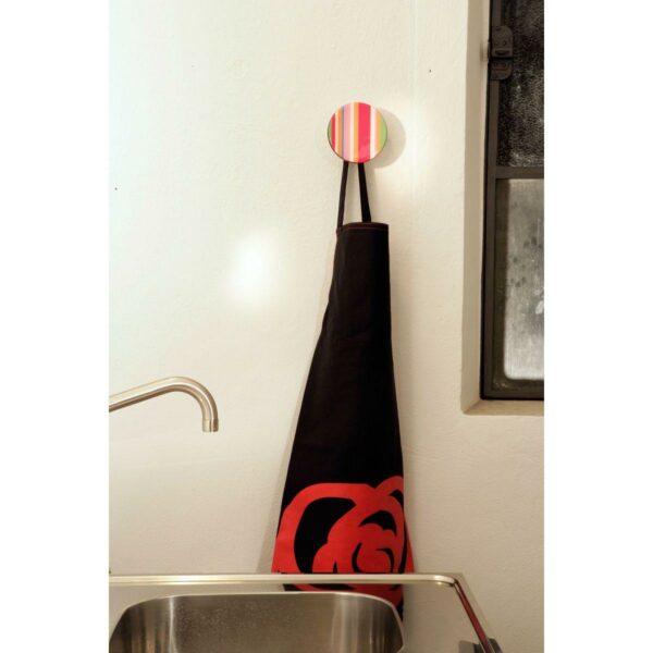 Appendiabiti a forma circolare della collezione Art-Up con pomello in acciaio inox e appendiabiti HPL rivestito in resina con grafica colorata a righe verticali