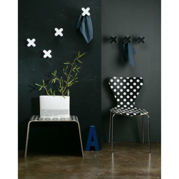 Appendiabiti a forma di X bianca della collezione Art-Up con pomello in acciaio inox e appendiabiti in HPL