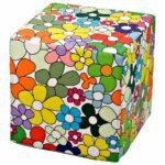 Pouf rigido a cubo in ecopelle con grafica colorata di Carlo Muttoni