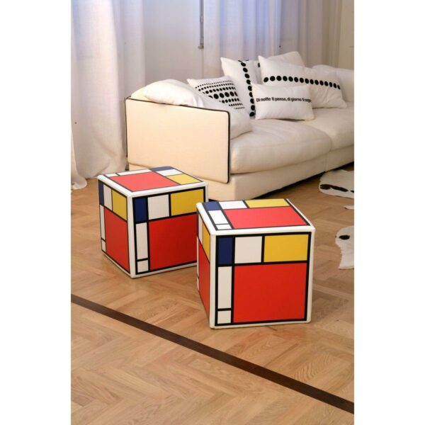 Pouf rigido a cubo in ecopelle con grafica in stile Mondrian