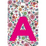 Etichetta bagaglio con lettera alfabeto bianca su sfondo fantasia cuori e fiori colorati con iniziale A