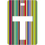 Etichetta bagaglio con lettera alfabeto bianca su sfondo a righe colorate con iniziale T
