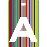 Etichetta bagaglio con lettera alfabeto bianca su sfondo a righe colorate con iniziale A