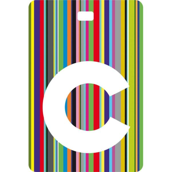 Etichetta bagaglio con lettera alfabeto bianca su sfondo a righe colorate con iniziale C