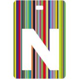 Etichetta bagaglio con lettera alfabeto bianca su sfondo a righe colorate con iniziale N