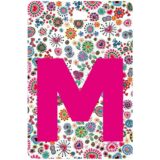 Etichetta bagaglio con lettera alfabeto bianca su sfondo fantasia cuori e fiori colorati con iniziale M