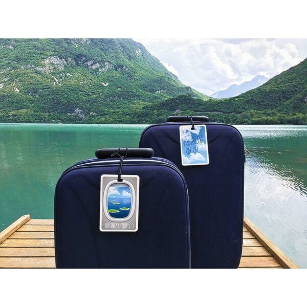 Set valige su pontile con etichette #MYTAG con sfondo lago