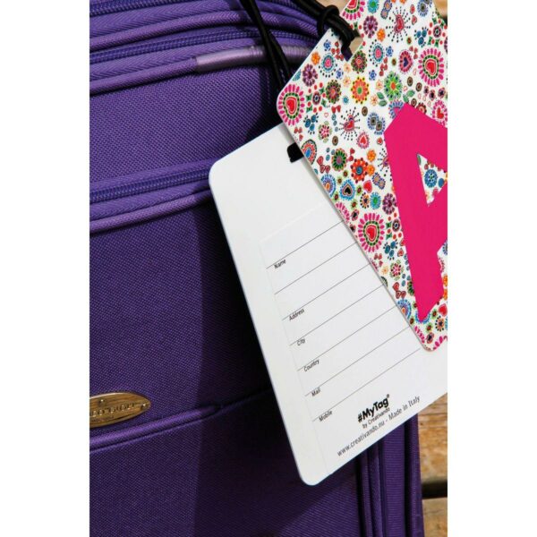 Dettaglio valigia con etichetta Retro etichetta #MYTAG fronte e retro