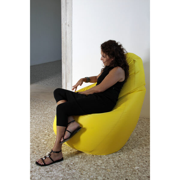 relax su una poltrona a sacco di colore giallo