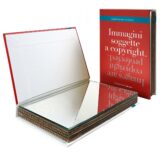 Specchio da borsetta o scrivania a forma di libro copertina rossa testo Immagini soggette a copyright