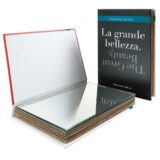 Specchio da borsetta o scrivania a forma di libro copertina nera testo La grande bellezza