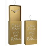 Orologio da parete o da appoggio racchiuso in scatola rettangolare color oro con scritta Ceci n'est pas un Rolex