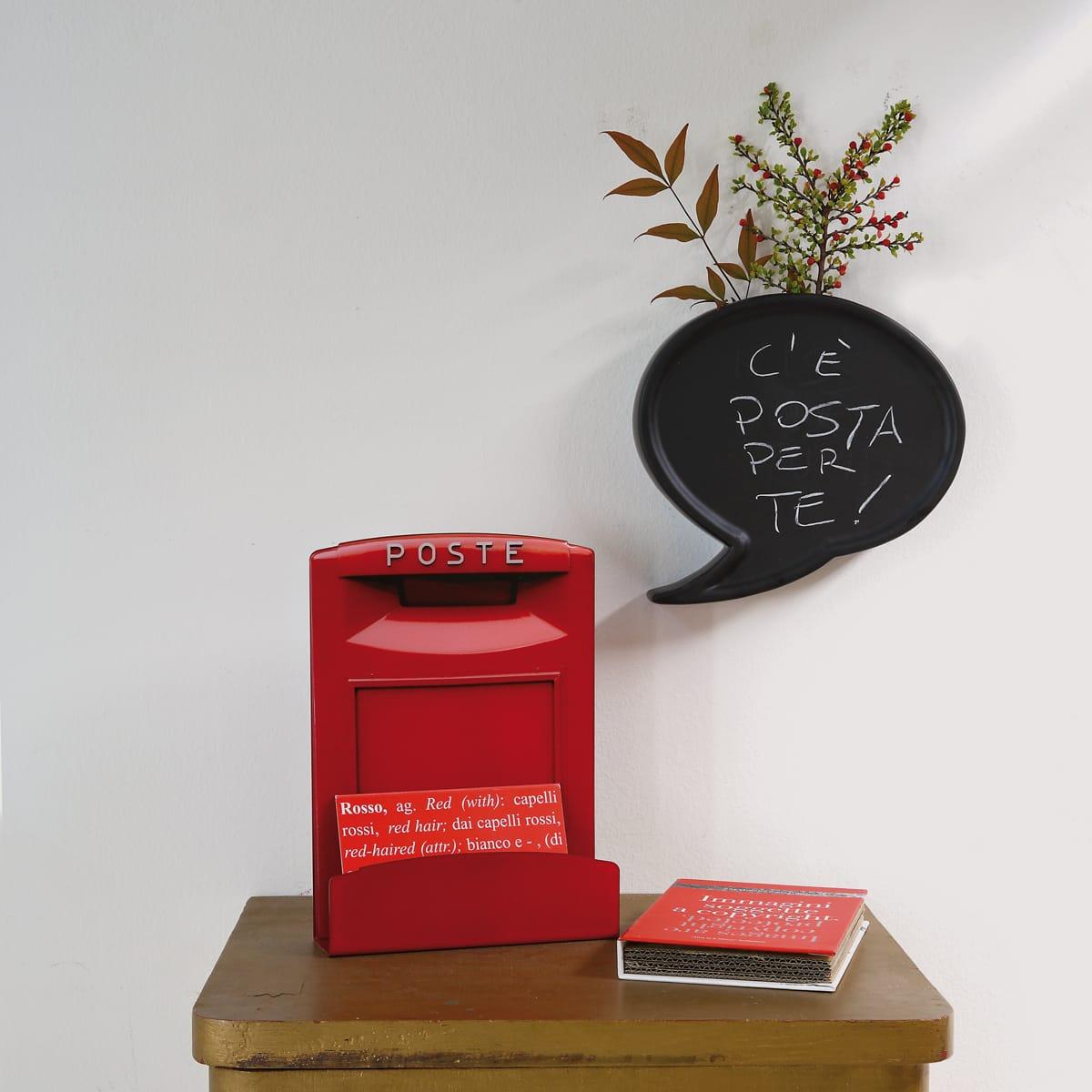 portabuste in metallo rosso che riproduce la classica cassetta postale.