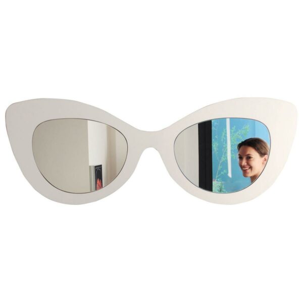 Specchio doppio a forma di occhiale femminile con montatura di colore bianco ispirato alla moda hollywoodiana anni 60