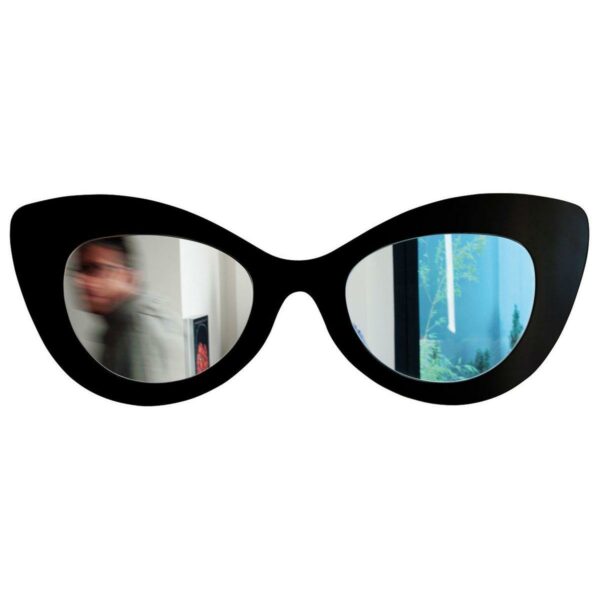 Specchio doppio a forma di occhiale femminile con montatura di colore nero ispirato alla moda hollywoodiana anni 60