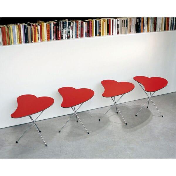 Tavolino basso colore rosso a forma di cuore