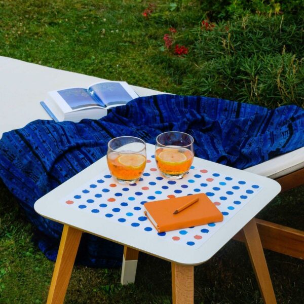 Tovaglietta in PET bianca con texture a pois azzurri, arancioni e blu