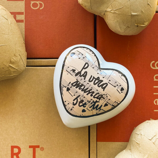 cuore in ceramica con decoro sul fronte