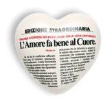 Cuore di ceramica bianco con articolo di giornale "L'amore fa bene al Cuore"