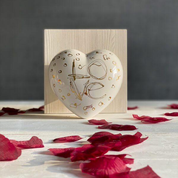 grande cuore in ceramica bianco con artwork dorato che riporta la parola Love