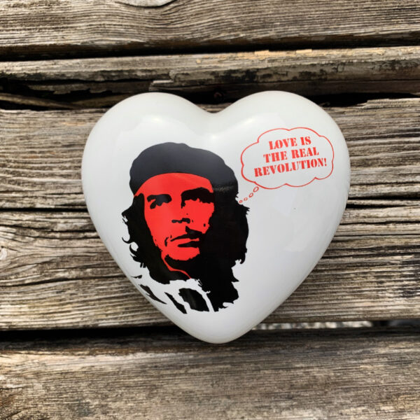 cuore in ceramica bianco tridimensionale con immagine del Che e un fumetto dove c'&egrave; scritto "Love is the Real Revolution"