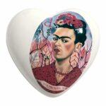 Cuore di ceramica bianco con ritratto di Frida Kahlo