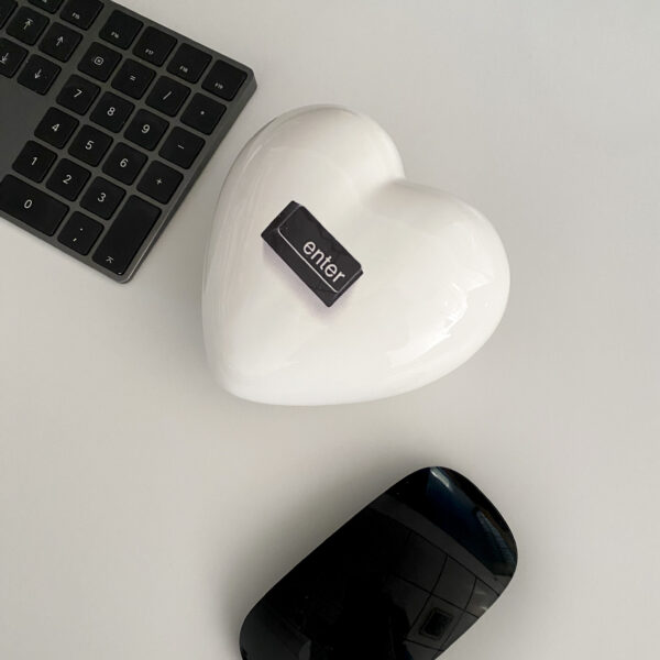 cuore in ceramica con bianco con la scritta "Enter"