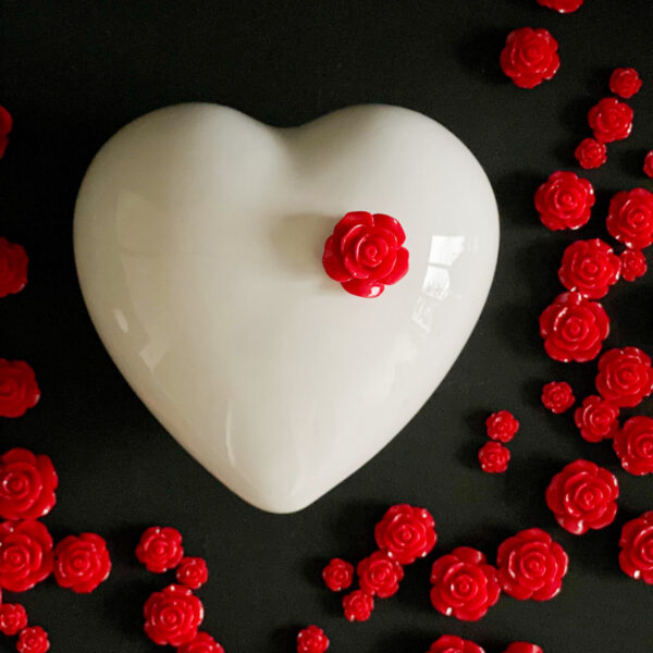 cuore in ceramica bianco a tutto tondo con applicazione di una rosellina in resina