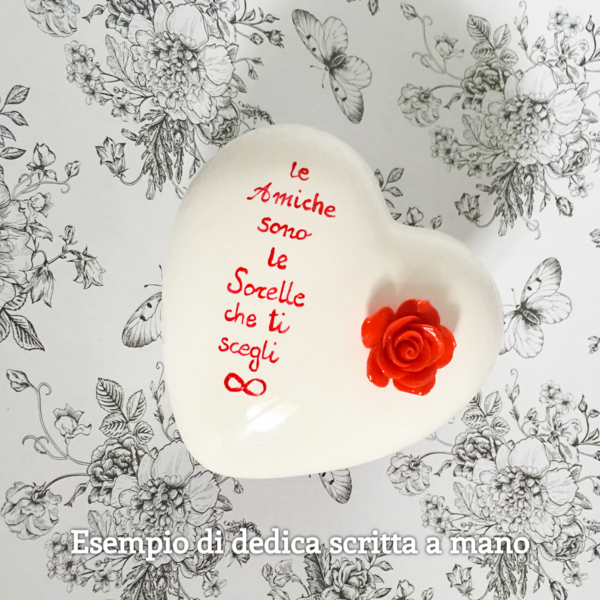 regalo per la migliore amica: un cuore tridimensionale in ceramica, con fiore in resina rosso, e dedica scritta a mano