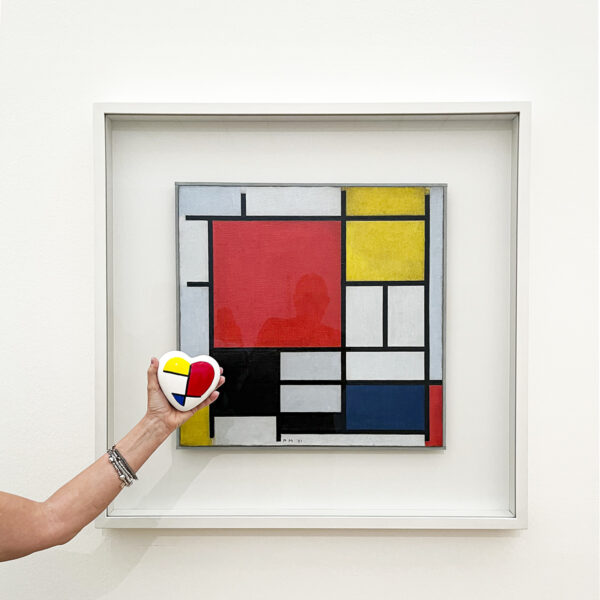 un cuore in ceramica, oggetto di collezione, è stato liberamente tratto dalle opere artistiche di Piet Mondrian