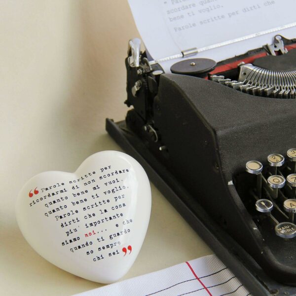 oggetto decorativo in ceramica a forma di cuore bianco che riproduce la scritta della macchina da scrivere