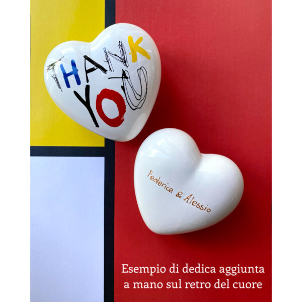 un regalo per dire grazie: un cuore in ceramica bianco, con artwork della scritta Thank YOu con l'aggiunta della dedica a mano